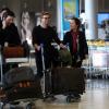 Simon Baker et son épouse Rebecca Rigg arrivant à l'aéroport de Roissy, le 6 avril 2013.