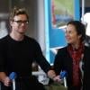L'acteur Simon Baker et son épouse Rebecca Rigg arrivant à l'aéroport de Roissy, le 6 avril 2013.