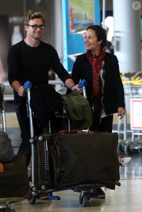 L'acteur Simon Baker et son épouse Rebecca Rigg arrivant à l'aéroport de Roissy, le 6 avril 2013.