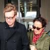 Simon Baker et son épouse Rebecca Rigg arrivant à l'aéroport de Roissy, le 6 avril 2013.