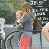 Hilary Duff et son petit Luca prenant un petit-déjeuner sur la terrasse d'un café à Hollywood le 6 avril 2013.