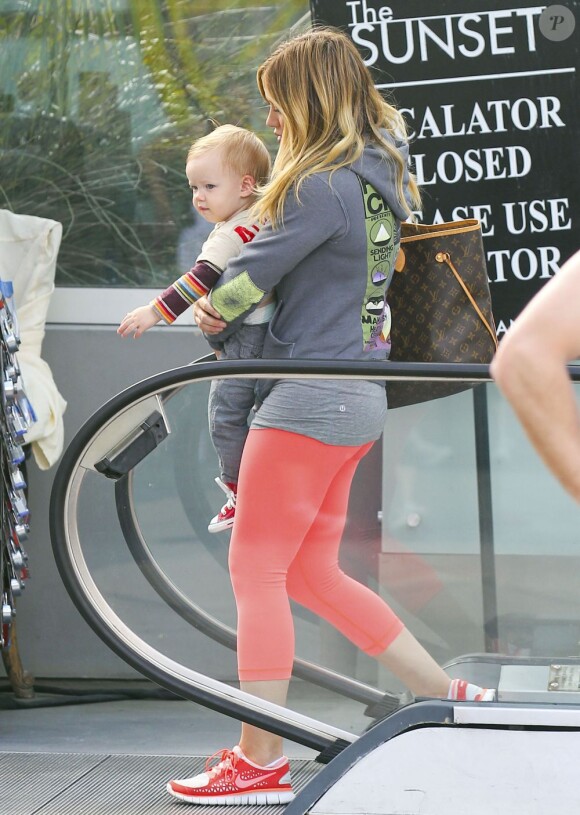 Hilary Duff et son petit Luca prenant un petit-déjeuner sur la terrasse d'un café à Hollywood le 6 avril 2013.