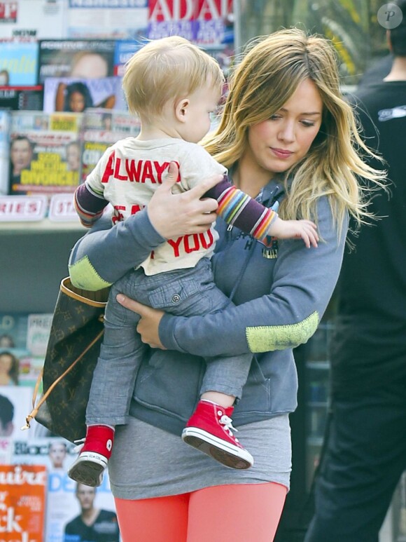 Hilary Duff et son fils Luca prenant un petit-déjeuner sur la terrasse d'un café à Hollywood le 6 avril 2013.