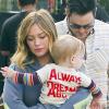 Hilary Duff, Mike Comrie et leur fils Luca prenant un petit-déjeuner sur la terrasse d'un café à Hollywood le 6 avril 2013.