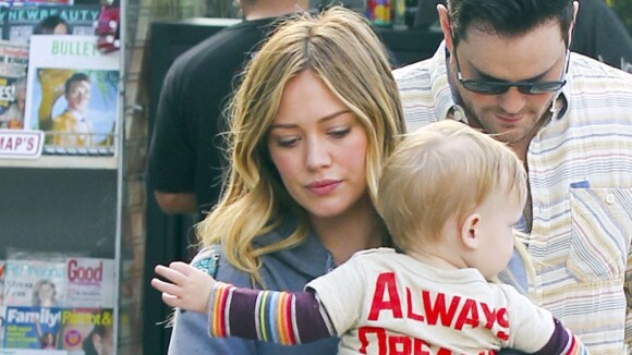 Hilary Duff : Petit-déjeuner en terrasse avec son fils Luca et son mari