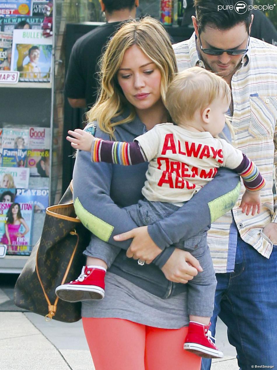 Hilary Duff Petitdéjeuner en terrasse avec son fils Luca et son mari