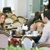 Hilary Duff, Mike Comrie et leur fils Luca prenant un petit-déjeuner sur la terrasse d'un café à Hollywood le 6 avril 2013.