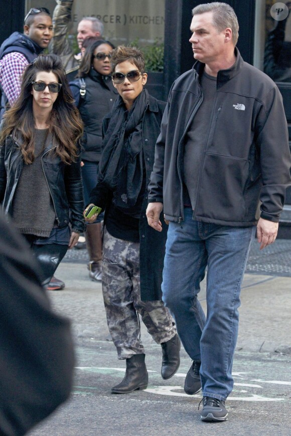 L'actrice Halle Berry enceinte se promène dans les rues de New York. Le 7 avril 2013.
