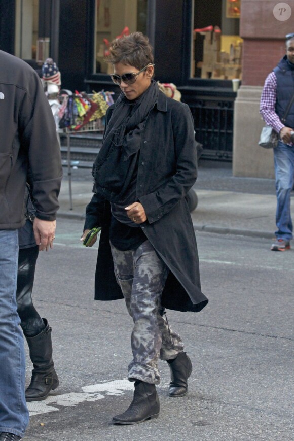 Halle Berry, enceinte pour la seconde fois, se promène dans les rues de New York. Le 7 avril 2013.