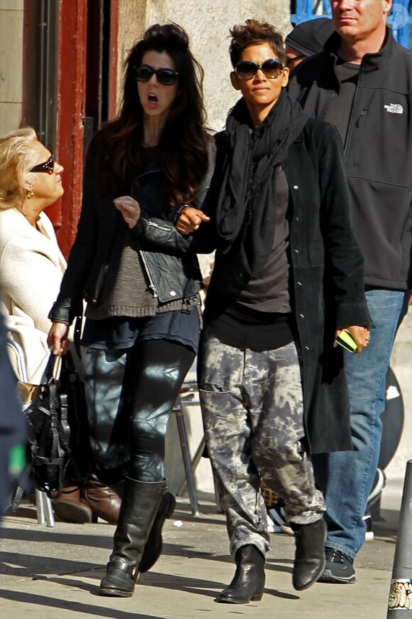 Halle Berry enceinte se promène avec une amie dans les rues de New York. Le 7 avril 2013.