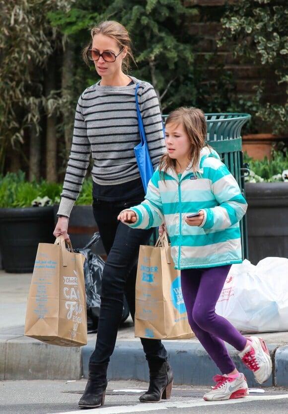 Christy Turlington et sa fille Grace rentrent chez elles après un passage au marché bio Whole Foods dans le quartier de Tribeca. New York, le 7 avril 2013.
