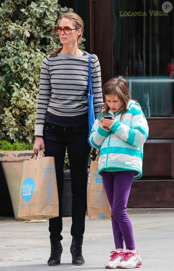 Christy Turlington et sa fille Grace en pleine mission course au marché bio Whole Foods dans le quartier de Tribeca. New York, le 7 avril 2013.