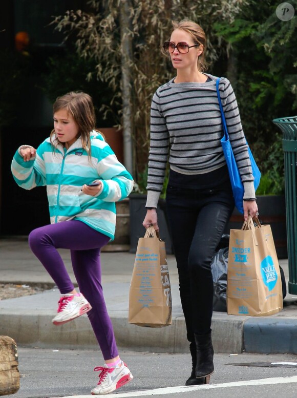 Christy Turlington et sa fille Grace à New York, le 7 avril 2013.