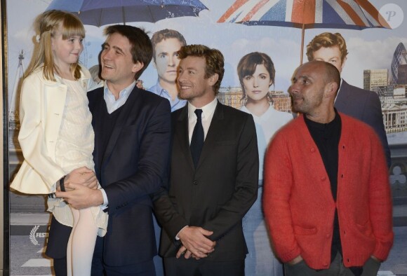 Matilda Thykier et son père Kris Thykier, Simon Baker et Dan Mazer à l'avant-première du film Mariage à l'Anglaise, à l'UGC Normandie, à Paris, le 8 avril 2013.