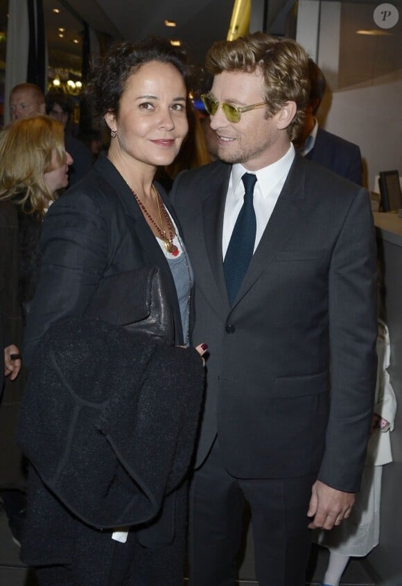 Simon Baker et son épouse femme Rebecca Rigg à l'avant-première du film Mariage à l'Anglaise, à l'UGC Normandie, à Paris, le 8 avril 2013.