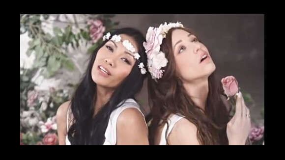 Natasha St-Pier et Anggun célèbrent Sainte Thérèse dans le clip 'Vivre d'amour'