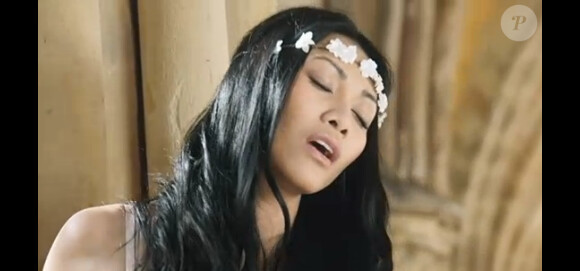 La chanteuse Anggun dans le clip de "Vivre d'amour".
