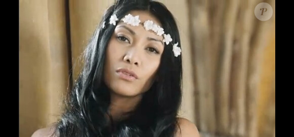 Anggun, dans le clip de "Vivre d'amour".