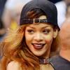 Rihanna assiste au derby de Los Angeles entre les Lakers et les Clippers NBA au Staples Center, habillée d'une casquette Just Don à l'effigie de Chicago, d'un ensemble KTZ et de souliers Christian Louboutin. Los Angeles, le 7 avril 2013.