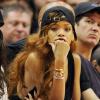 Rihanna assiste au derby de Los Angeles entre les Lakers et les Clippers NBA au Staples Center, habillée d'une casquette Just Don à l'effigie de Chicago, d'un ensemble KTZ et de souliers Christian Louboutin. Los Angeles, le 7 avril 2013.