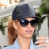 Rihanna porte une chemise Current/Elliott accessoirisée de broches Chanel, une jupe Acne, une pochette en croco Juliette Jake et des souliers Manolo Blahnik pour une séance shopping sur Rodeo Drive. Los Angeles, le 5 avril 2013.