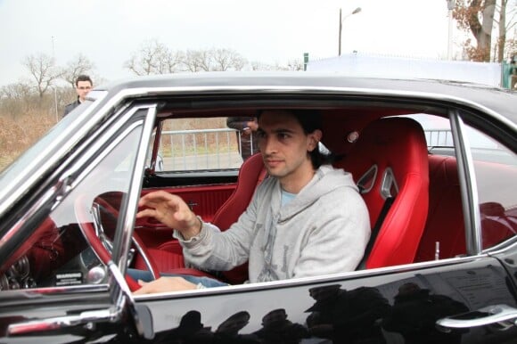 Javier Pastore quitte le Camp des Loges à Saint-Germain-en Laye, fier comme un paon à bord de sa belle Chevrolet Camaro, le 8 avril 2013