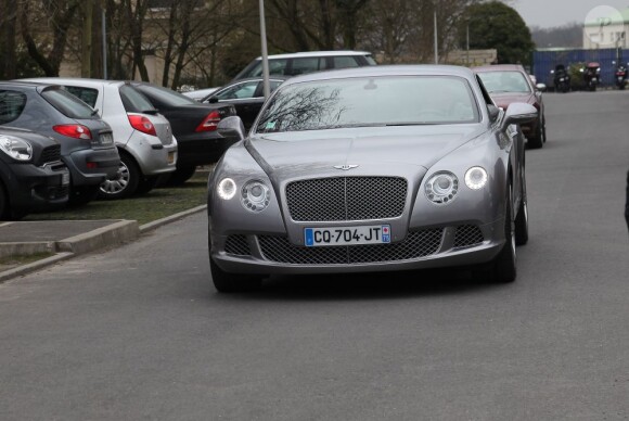 Sylvain Armand quitte le terrain d'entraînement du PSG le 8 avril 2013 dans son imposante Bentley