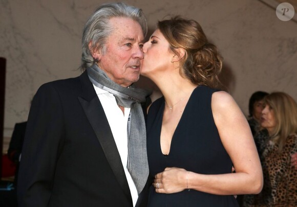 Maud Fontenoy et Alain Delon à Paris le 9 avril 2013 à l'occasion de son gala annuel donné en l'honneur de sa fondation à l'hôtel de la Marine