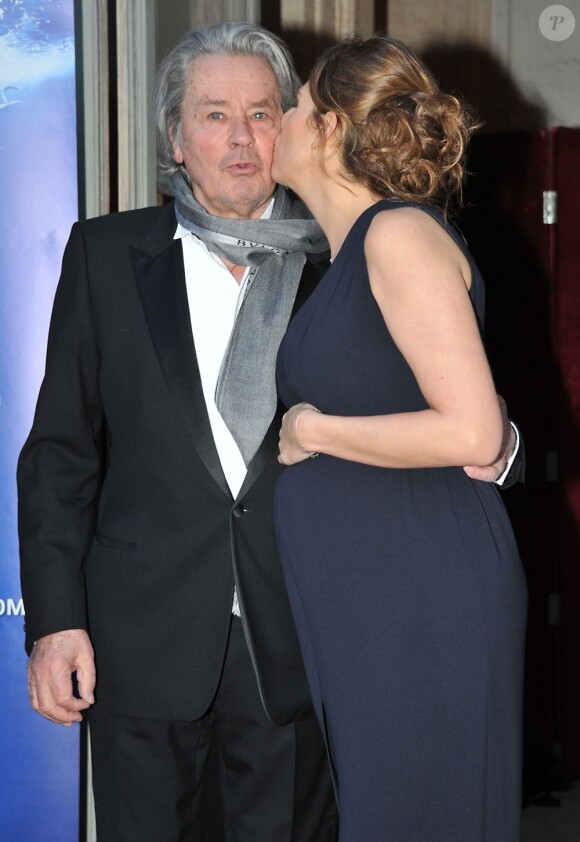 Maud Fontenoy à Paris le 9 avril 2013 à l'occasion de son gala annuel donné en l'honneur de sa fondation à l'hôtel de la Marine en compagnie d'Alain Delon
