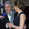 Maud Fontenoy en compagnie d'Alain Delon à Paris le 9 avril 2013 à l'occasion de son gala annuel donné en l'honneur de sa fondation à l'hôtel de la Marine
