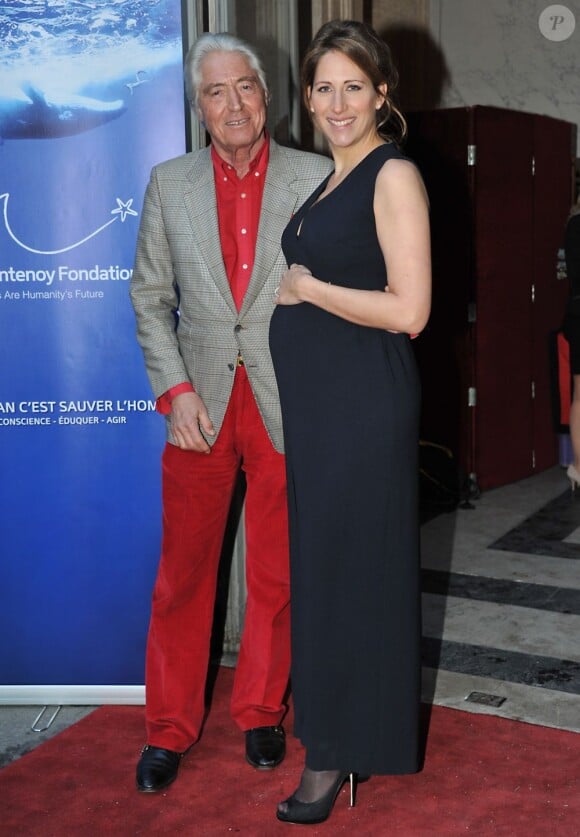 Maud Fontenoy à Paris le 9 avril 2013 à l'occasion de son gala annuel donné en l'honneur de sa fondation à l'hôtel de la Marine accompagnée de Pierre Cornette de Saint-Cyr