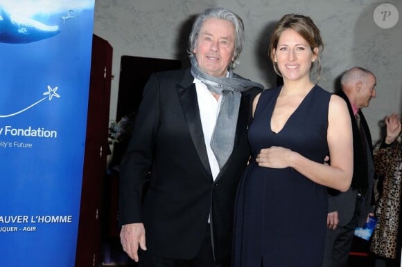 Alain Delon et Maud Fontenoy à l'occasion du gala organisé en l'honneur de la Fondation Maud Fontenoy à l'hôtel de la Marine à Paris le 9 avril 2013