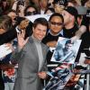 Tom Cruise signe des autographes à la première d'Oblivion à Los Angeles, le 10 avril 2013.