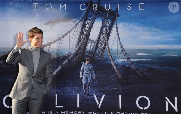 Tom Cruise pose à la première d'Oblivion à Los Angeles, le 10 avril 2013.
