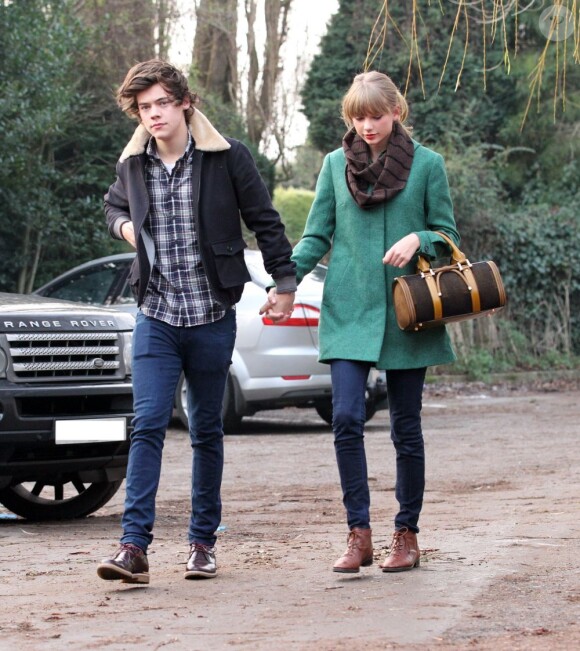 Taylor Swift et Harry Styles vont déjeuner en amoureux pour les 23 ans de la chanteuse, à Cheshire, le 13 décembre 2012.
