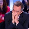 Michel Denisot pris d'un fou rire pendant la météo d'Elie Semoun dans Le Grand Journal de Canal + le vendredi 12 avril 2013
