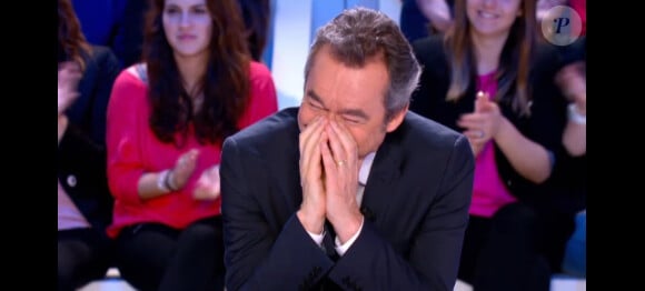 Michel Denisot pris d'un fou rire pendant la météo d'Elie Semoun dans Le Grand Journal de Canal + le vendredi 12 avril 2013