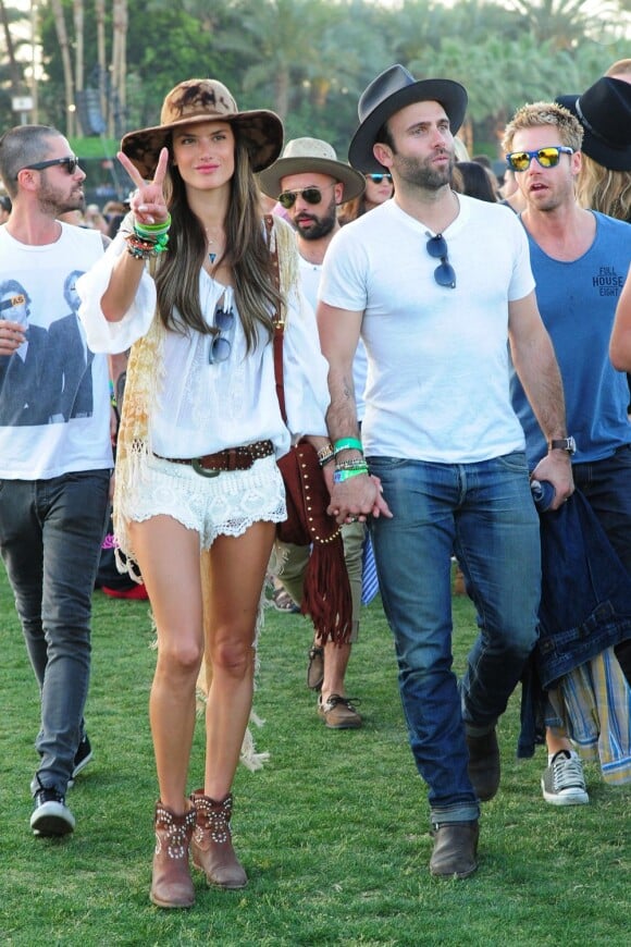 Alessandra Ambrosio et son mari Jamie Mazur : le couple irradie de bonheur au Festival de Coachella à Indio le 12 avril 2013