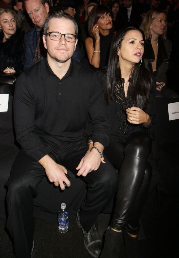 Matt Damon et sa femme Luciana Barroso assistent au défilé Naeem Khan à New York le 12 février 2013.