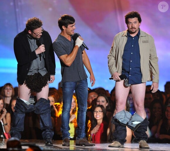 Seth Rogen, Zac Efron et Danny McBride sur la scène des MTV Movie Awards, à Los Angeles, le 14 avril 2013.