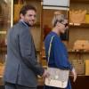 Michelle Hunziker, enceinte, et son fiancé Tomaso Trussardi font du shopping à Milan, le 15 avril 2013.