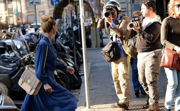 Michelle Hunziker et son fiancé Tomaso Trussardi font du shopping à Milan, le 15 avril 2013.