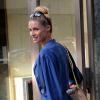 Michelle Hunziker, enceinte, et son fiancé Tomaso Trussardi font du shopping à Milan, le 15 avril 2013. La jolie blonde était très élégante dans une robe bleue.