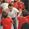 Brahim Asloum, coach au grand sourire au milieu des enfants à l'occasion de la journée Sporteens Sunday dans la salle Sweat Boxing du champion, le 14 avril 2013