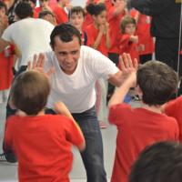 Brahim Asloum : Coach inattendu et souriant au milieu d'enfants conquis