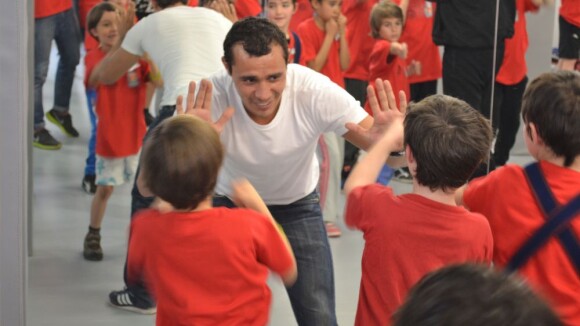 Brahim Asloum : Coach inattendu et souriant au milieu d'enfants conquis