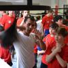 Brahim Asloum en pleine démonstration devant les enfants à l'occasion de la journée Sporteens Sunday dans la salle Sweat Boxing du champion, le 14 avril 2013