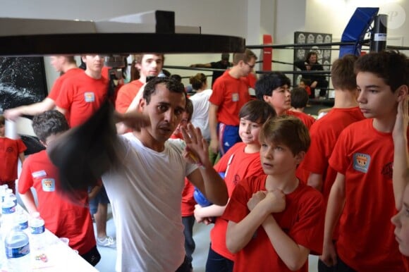 Brahim Asloum en pleine démonstration devant les enfants à l'occasion de la journée Sporteens Sunday dans la salle Sweat Boxing du champion, le 14 avril 2013
