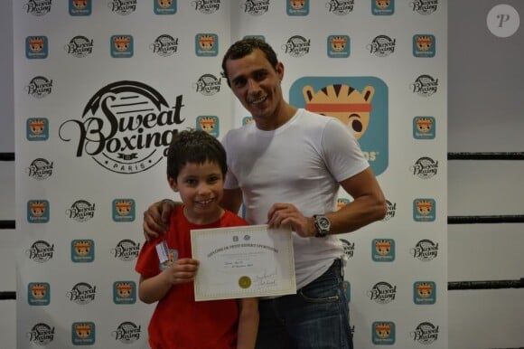 Brahim Asloum délivre les diplômes à l'occasion de la journée Sporteens Sunday dans la salle Sweat Boxing du champion, le 14 avril 2013