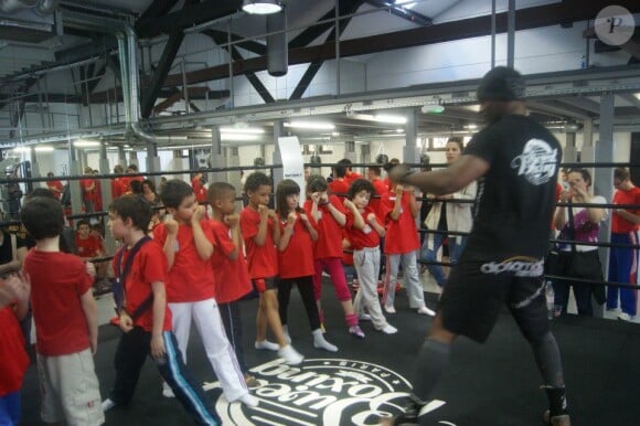 Brahim Asloum au milieu des enfants à l'occasion de la journée Sporteens Sunday dans la salle Sweat Boxing du champion, le 14 avril 2013